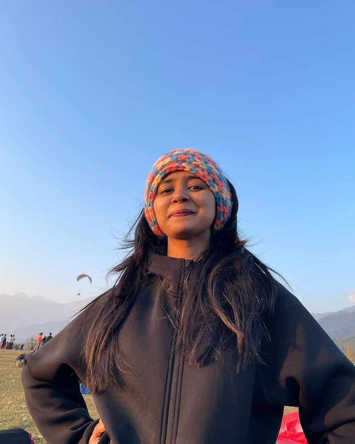 या फोटो मध्ये गौरीचा स्पोर्टी लूक दिसून येतोय, गौरी पॅराग्लायडिंग एन्जॉय करताना दिसतीये. (photo: gaurikulkarni23/ig)