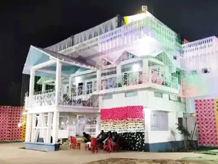 यह तस्वीर भी बंगले की ही है. रात की इस तस्वीर को देखने के बाद यह किसी महल से कम नहीं दिखता है. चमकदार रोशनी से यह बंगला दूर से ही किसी महल के जैसा दिखता है.