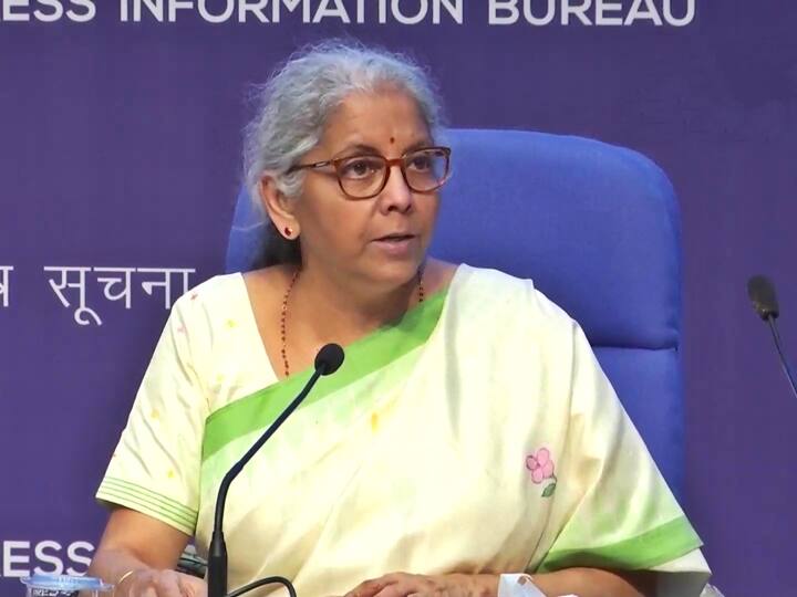 Centre will release Rs 95,082 crore as tax devolution to the states says Nirmala Sitharaman कोरोना संकटात अर्थव्यवस्थेला केंद्राचा 'बुस्टर डोस'; आठ दिवसांत राज्यांना 95 हजार 82कोटींचा निधी मिळणार 