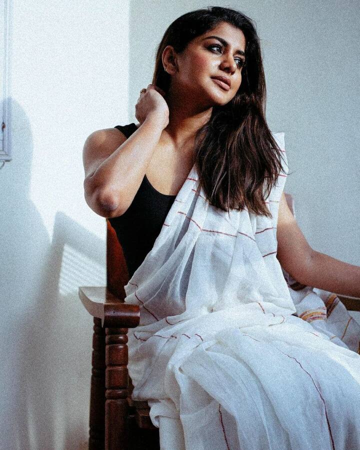 கருப்பு வெள்ளை பூக்கள் உண்டா உன் கண்ணில் நான் கண்டேன்