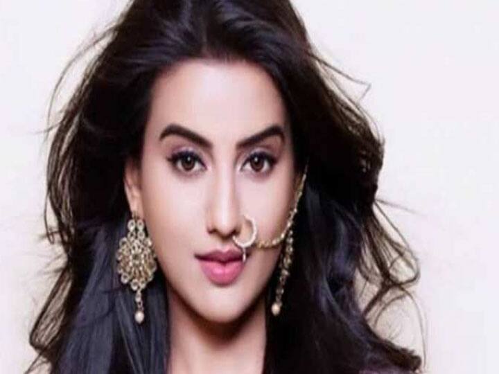 भोजपुरी एक्ट्रेस अक्षरा सिंह भोजपुरी इंडस्ट्री में अपनी भूमिकाओं के लिए काफी फेमस हैं. उन्हें भोजपुरी सिनेमा की सबसे ज्यादा फीस लेने वाली अभिनेत्रियों में से एक माना जाता है. उन्होंने 2010 के एक्शन ड्रामा सत्यमेव जयते में रवि किशन के साथ अभिनय की शुरुआत की थी. उन्होंने बिग बॉस 13 के कंटेस्टेंट खेसारी लाल यादव और पवन सिंह के साथ भी काम किया है. अक्षरा इससे पहले काला टीका, पोरस, सर्विस वाली बहू जैसे टीवी शोज का हिस्सा रह चुकी हैं.