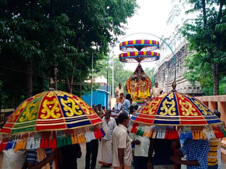 ஐந்தாம் பிரகாரத்தில் வண்ண குடைகளுடன் பவனி