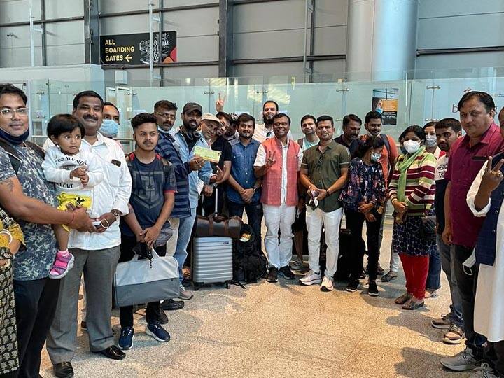 Chhattisgarh News Congress MP Deepak Baij returned Jagdalpur Airport with passengers ANN Chhattisgarh News: धरना खत्म कर 60 यात्रियों को फ्लाइट से जगदलपुर एयरपोर्ट लेकर पहुंचे कांग्रेस MP, जानें पूरा मामला