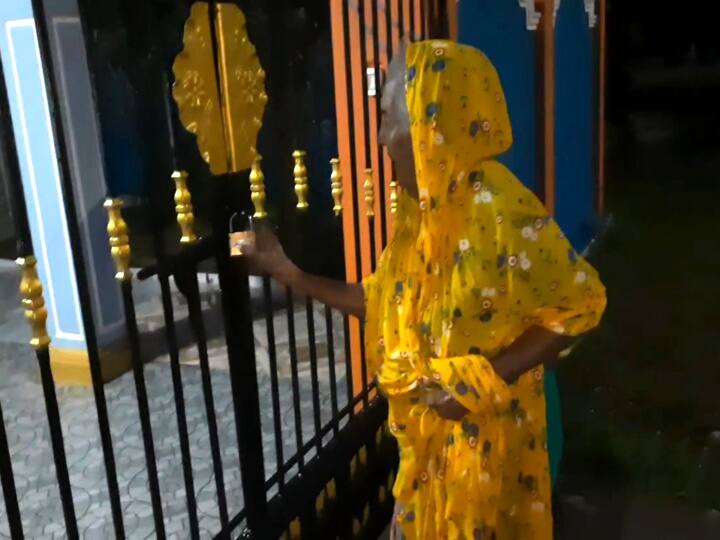 Sons evacuate 90-year-old mother from house in pouring rain in Mayiladuthurai மயிலாடுதுறையில் கொட்டும் மழையில் 90 வயது தாயை வீட்டை விட்டு வெளியேற்றிய மகன்கள்