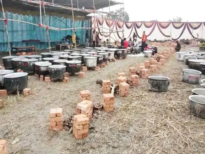 खाना काफी लोगों का बनाया जाना है इसके लिए 500 चूल्हे की व्यवस्था की गई है जिसपर खाना बन रहा है. बंगाल, उत्तर प्रदेश के लखनऊ व बाहर के कई जगहों से कुक को बुलाया गया है, जो कि तरह-तरह के व्यंजन बनाएंगे.