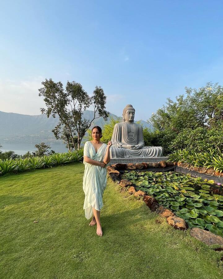 ఆరంభంలో బొద్దుగా ఉన్న బ్యూటీ ఆ తర్వాత నాజూగ్గా తయారైంది. ఎప్పటికప్పుడు లేటెస్ట్ ఫొటోస్ తో ఫ్యాన్స్ ని ఎట్రాక్ట్ చేసే సోనాక్షి తాజాగా షేర్ చేసిన ఫొటోస్ వైరల్ అవుతున్నాయి. (Image Credit/ aslisona Instagram)