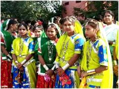 Indore News: इंदौर में हुआ जनजातीय आदिवासी समाज का रंगारंग कार्यक्रम, पारंपरिक वेशभूषा में किया नृत्य