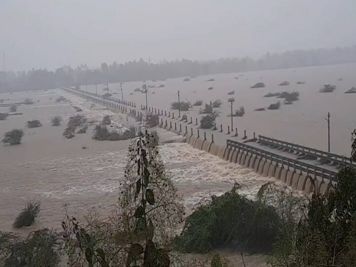 பாலாற்றில் தொடர் வெள்ளம் - வாலாஜாபாத்-அவலூர் தரைப்பாலத்தில் 4ஆவது நாளாக போக்குவரத்துக்கு தடை
