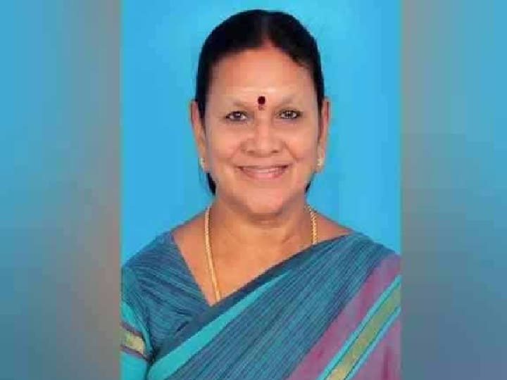 Former minister Saroja withdrew anticipatory bail petition filed in Namakkal court for job cheating case Ex Minister Saroja: உயர்நீதிமன்றம் போகப்போறோம் - முன்ஜாமின் மனுவை வாபஸ் பெற்ற சரோஜா!