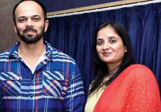 रोहित शेट्टी (Rohit Shetty): मोस्ट रिसेंटली रिलीज्ड सुपरहिट फिल्म सूर्यवंशी के डायरेक्टर रोहित शेट्टी एक जाने माने डायरेक्टर हैं, लेकिन आपने शायद ही उन्हें कभी पत्नि के साथ देखा होगा...रोहित शेट्टी ने माया मोरे से 2015 में शादी की है जो कि पेशे से एक बैंकर हैं. उनका एक बेटा ईशान है