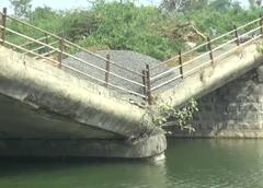 Bhavnagar : કપચી ભરેલા ટ્રકના વજનથી પૂલ વચ્ચેતી તૂટી ગયો, દુર્ઘટના ટળી