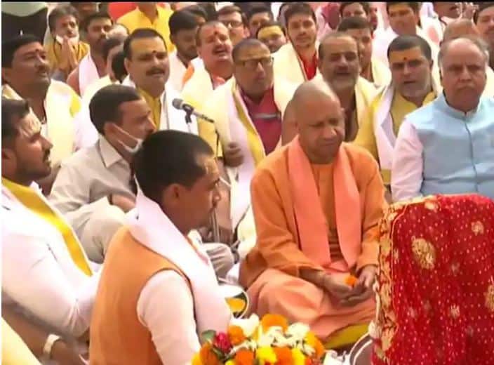 मां अन्नपूर्णा की प्रतिमा की प्राण प्रतिष्ठा के शुभ अवसर पर मुख्यमंत्री योगी आदित्यनाथ भी काशी विश्वनाथ मंदिर पहुंचे. यहां उन्होंने पूजा की. इसके बाद मां अन्नपूर्णा की मूर्ति की प्राण प्रतिष्ठा की गई.