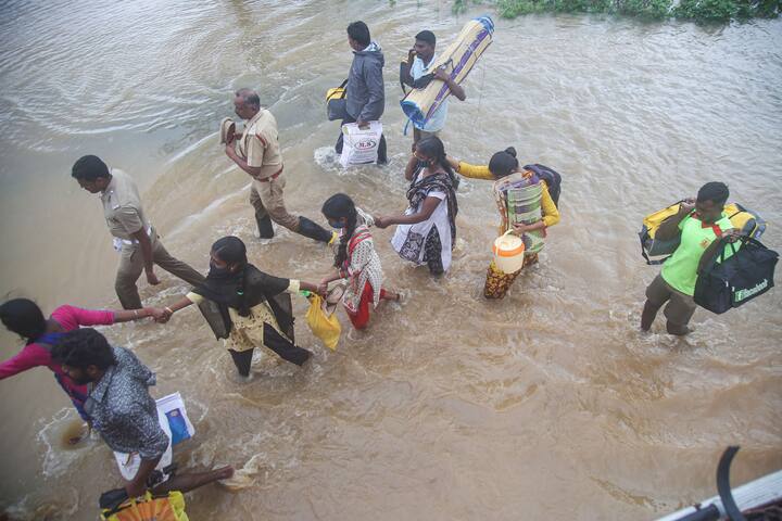 গত তিনদিন ধরে একটানা বৃষ্টিতে বিপর্যস্ত জচনজীবন।