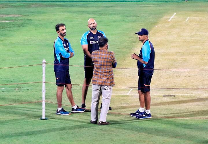 राहुल द्रविड़ इस सीरीज़ से ही टीम इंडिया के हेड कोच के रूप में अपनी नई पारी की शुरूआत करेंगे. द्रविड़ की कोचिंग में टीम इंडिया ने अभ्यास शुरू कर दिया है. द्रविड़ खिलाड़ियों से बात करते दिखे और युवा खिलाड़ियों को समझाते दिखे.