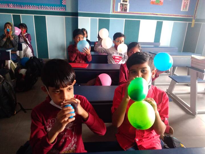 బెలూన్ల పోటీలో చిన్నారుల పోటాపోటీ