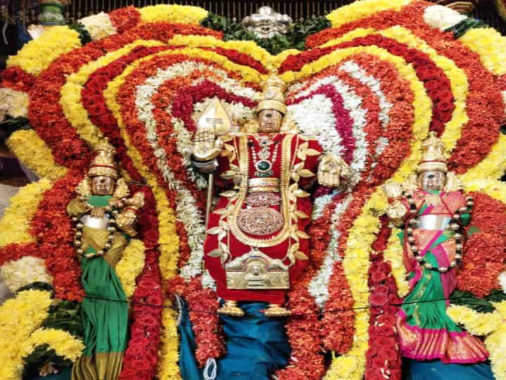 பச்சை நிற மரகத ஆபரணத்துடன் காட்சி தரும் முருகர் வள்ளி தெய்வானை