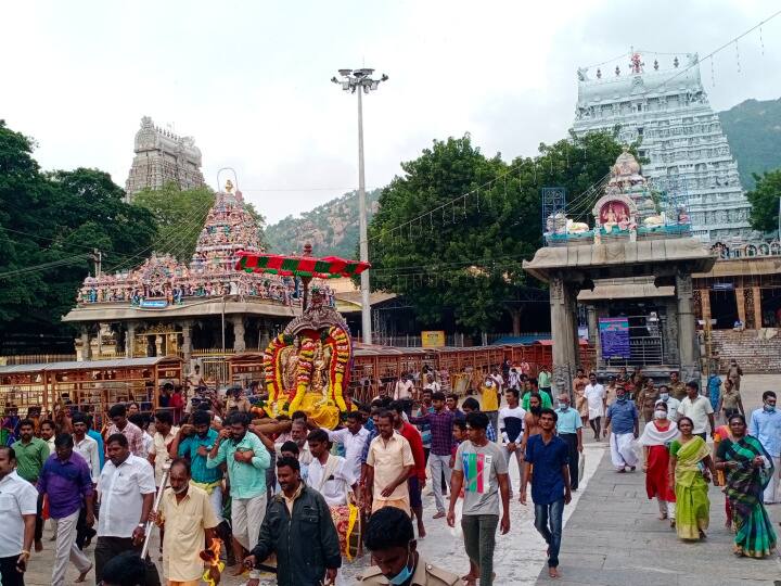 பக்தர்கள் தோளில் சுமந்தவாறு அசைந்து ஆடி பவனைக்கு வரும் சந்திர சேகரர்