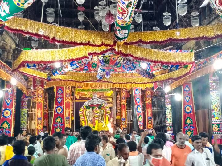 வண்ணப் பூக்களால் அலங்கரிக்கப்பட்ட திருமண மண்டபத்தில் பக்தர்கள் வெள்ளத்தில் காட்சியளிக்கும் சந்திரசேகரர்