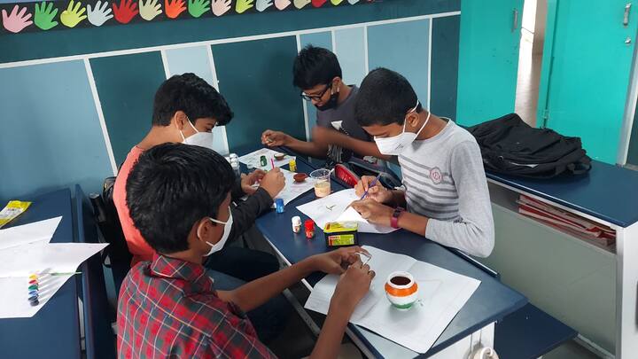 డ్రాయింగ్ పోటీలో ప్రతిభ చూపిన విద్యార్థులు