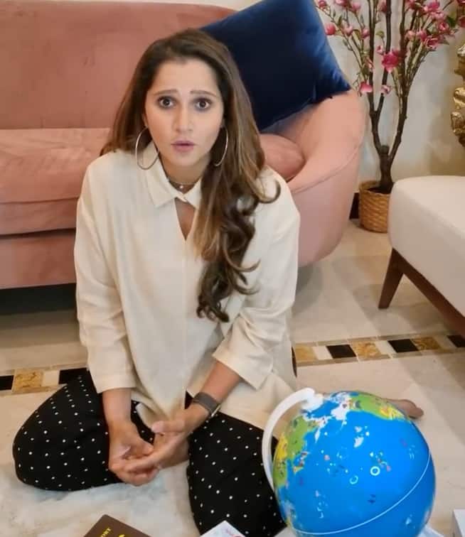 सानिया के घर का लिविंग एरिया काफी बड़ा है. इसके एक कोने में ब्राउन कलर के सोफे लगे हैं.वहीं लिविंग में दूसरी तरफ व्हाइट सोफे लगे हैं. जिसमें मल्टीकलर के कुशन रखे गए हैं.