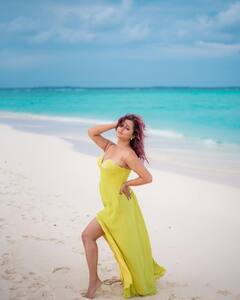 येलो आउटफिट में Rashami Desai ने बीच किनारे कराया ग्लैमरस फोटोशूट, तस्वीरें देख फैंस के उड़े होश