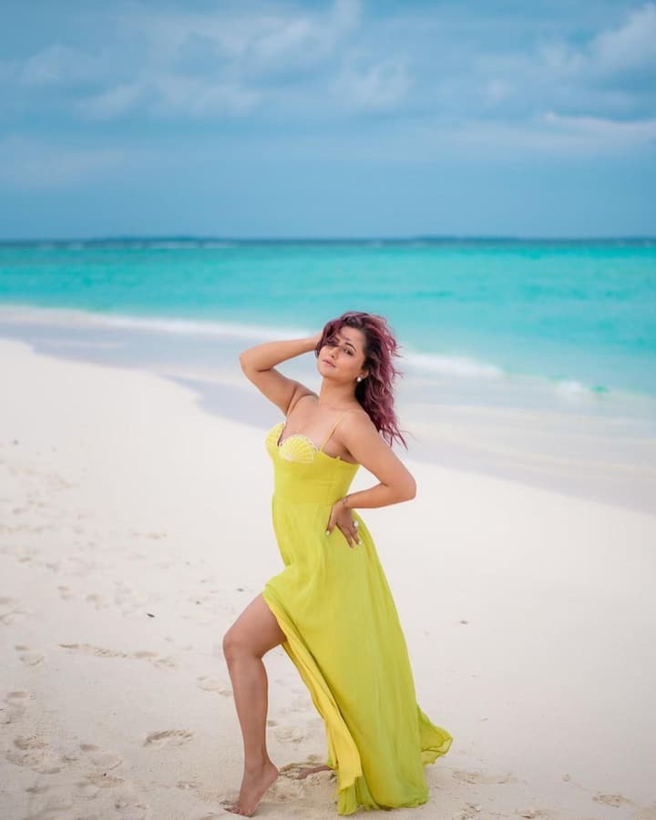 रश्मि देसाई छुट्टियां मनाने कुछ समय पहले ही मालदीव पहुंचीं थीं. वहीं से एक-एक कर अपनी तस्वीरों को शेयर कर रही हैं. फोटो में रश्मि येलो आउटफिट पहने हुए नजर आ रही हैं जिसमें वो काफी स्टनिंग लग रही हैं.