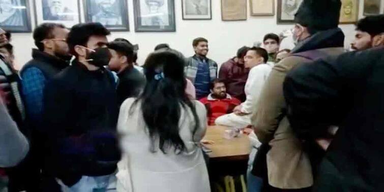 AISA-SFI and ABVP students clash in JNU; several injured JNU News: দুই ছাত্র সংগঠনের সংঘর্ষে ফের উত্তপ্ত জেএনইউ