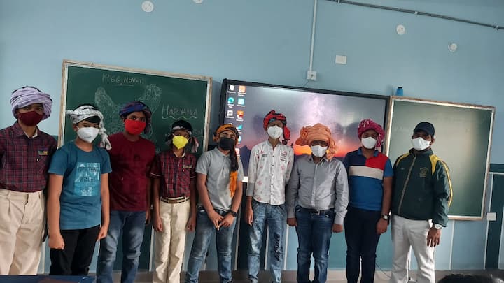 తలపాగాలతో విద్యార్థుల ఫోజులు