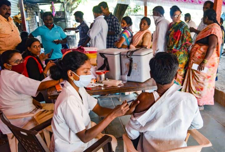 UP Vaccination: How many lakh people have taken the first dose and not the second in Uttar Pradesh, read the full details of the figures. Corona Vaccination in UP: उत्तर प्रदेश में कोरोना वैक्सिनेशन की कहानी, आंकड़ों की जुबानी, जानिए कितने करोड़ लोग लगवा चुके हैं टीका
