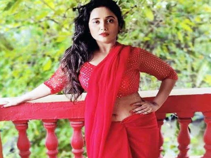रानी चटर्जी भोजपूरी फेमस एक्ट्रेस में से एक हैं. उनके हर एक लुक लोगों को प्रेरित करते है, लेकिन एथनिक आउटफिट में रानी चटर्जी बेहद ही खूबसूरत लगती हैं. भोजपुरी एक्ट्रेस रानी चटर्जी ने जब इंडस्ट्री में कदम रखा था तभी से उनकी एक्टिंग और डांस के लोग दीवाने हैं.