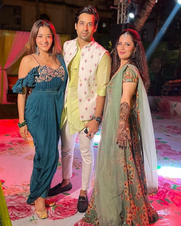 मेहंदी लगाए पूजा बनर्जी अपने पति कुणाल वर्मा और बेस्ट फ्रेंड मोनालिसा संग पोज देती हुई नजर आ रही हैं. शादी की खुशी पूजा के चहरे पर साफ झलक रही है.