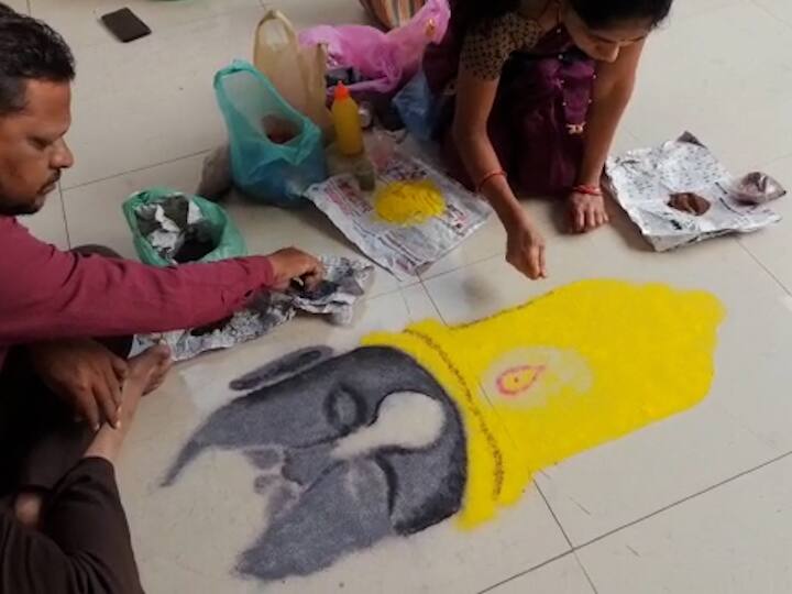 कार्तिकी एकादशीनिमिंत्त हिंगोलीच्या कळमनुरी तालुक्यांतील आखाडा बाळापूर येथील शिक्षक दिलीप दार्वेकर यांनी गावातील विठ्ठल मंदिरात रांगोळी साकारली.