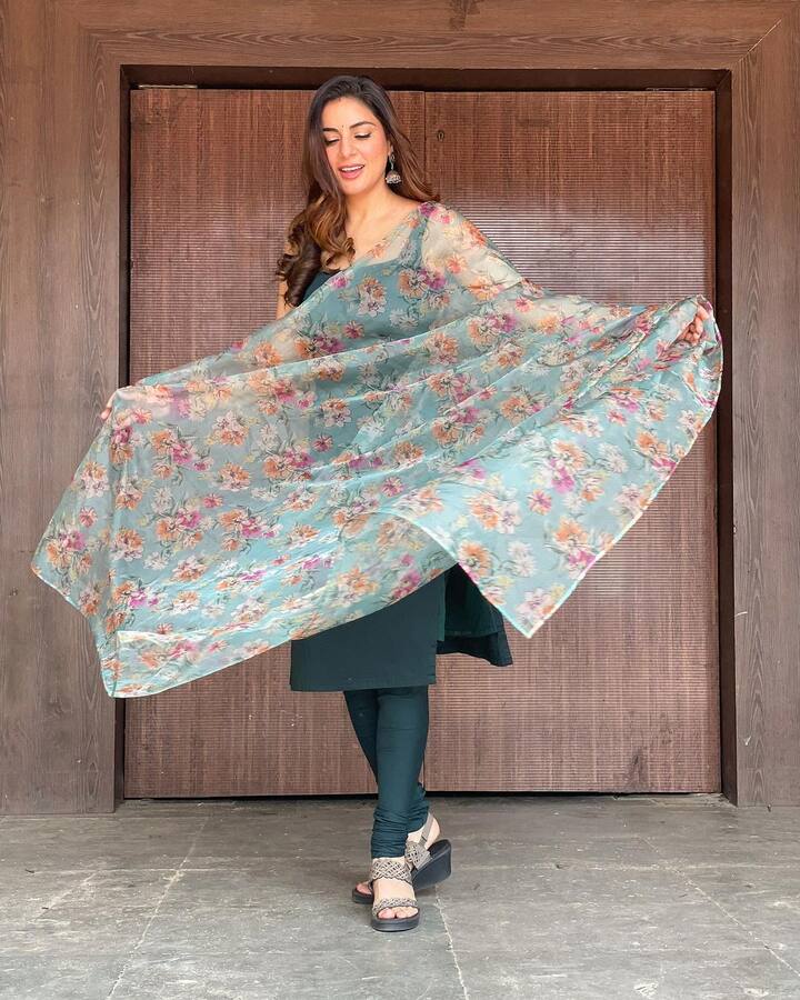 स्क्रीन हो या ऑफ स्क्रीन श्रद्धा आर्या हमेशा अपने स्टाइल से फैंस को इम्प्रेस कर देती हैं. ये कहना गलत नहीं होगा की श्रद्धा टीवी की दुनिया की सबसे खूबसूरत एक्ट्रेस में से एक हैं.