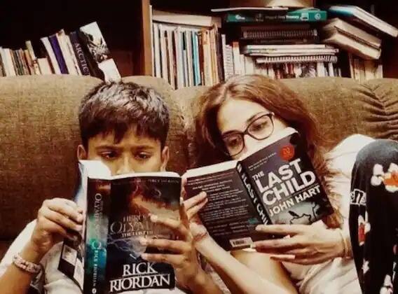 लाइब्रेरी: एक्टर के घर में सबको किताबें पढने का शौक है. आपको बता दें कि इसी बात का ध्यान रखते हुए धनुष ने अपने घर में एक ख़ास लाइब्रेरी भी बनवाई है. धनुष और ऐश्वर्या द्वारा सोशल मीडिया पर इस लाइब्रेरी की तस्वीरें शेयर की गई हैं.
