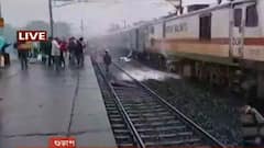 Train Fire: গুড়াপ স্টেশনে হাওড়াগামী এক্সপ্রেসের ইঞ্জিনে আগুন, কালো ধোঁয়ায় স্টেশন চত্বরে আতঙ্ক।Bangla News