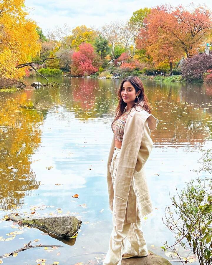 जान्हवी कपूर ने इंस्टाग्राम पर न्यूयॉर्क में एक लेक के पास पोज देते हुए फोटो क्लिक कराई है. जान्हवी ने इस फोटो में क्रीम कलर का लॉन्ग कोट और पैंट्स कैरी किए हैं. जान्हवी ने मल्टीकलर का निटिड स्वेटर पहना है.