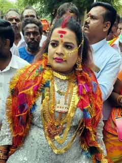 எம்.ஜி.ஆர்தான் பேரு வெச்சார்.. அரைகிலோ தங்க நகைகளுடன் பட்டுக்கோட்டையை வலம் வந்த மார்டன் பெண் சாமியார்