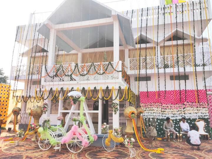 यह बंगला शहाबुद्दीन का है. इसे भी दुल्हन की तरह सजाया गया है. बारात आने के बाद कुछ खास लोगों की घर में भी एंट्री होगी.