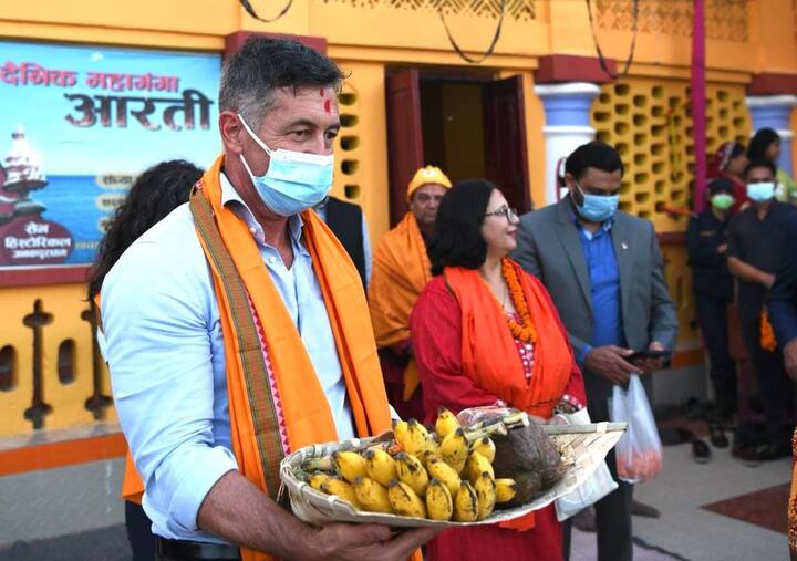 नेपाल में अमेरिकी राजदूत बैरी, नेपाल के हर पर्व त्योहार को बडे दिल से मनाते हैं और अपनी खुशियों को सोशल मीडिया में शेयर करते हैं, दशहरा के अवसर पर वो आम नेपाली नागरिक की तरह टीका लगाते हैं तो दीवाली में अपने दूतावास और आवास को रंगोली से सजाते हैं, शाम को दीया जलाते हैं. भैया दूज भी मनाते हैं और नेपाल की प्रसिद्ध कुमारी पूजा में भी वे शामिल होते हैं.