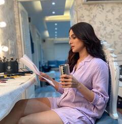 Priya Bapat : प्रिया बापटचे व्हॅनिटी व्हॅनमधले ग्लॅमरस फोटो; नजर हटणार नाही!