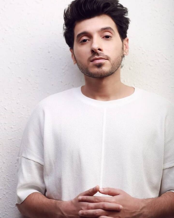 दिव्येंदु शर्मा : कार्तिक आर्यन के साथ फिल्म ‘प्यार का पंचनामा’ में नज़र आए दिव्येंदु शर्मा को बॉलीवुड से ज्यादा सफलता वेबसीरीज में मिली थी. आपको बता दें कि दिव्येंदु ने वेबसीरीज मिर्ज़ापुर में मुन्ना भईया का ऐसा कमाल का करैक्टर निभाया था जिसे दर्शक आज तक याद करते हैं.