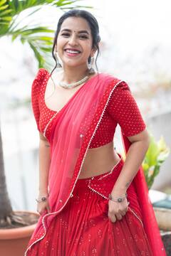 Komalee Prasad: అందాల జాబిలి... ఓ కోమలి