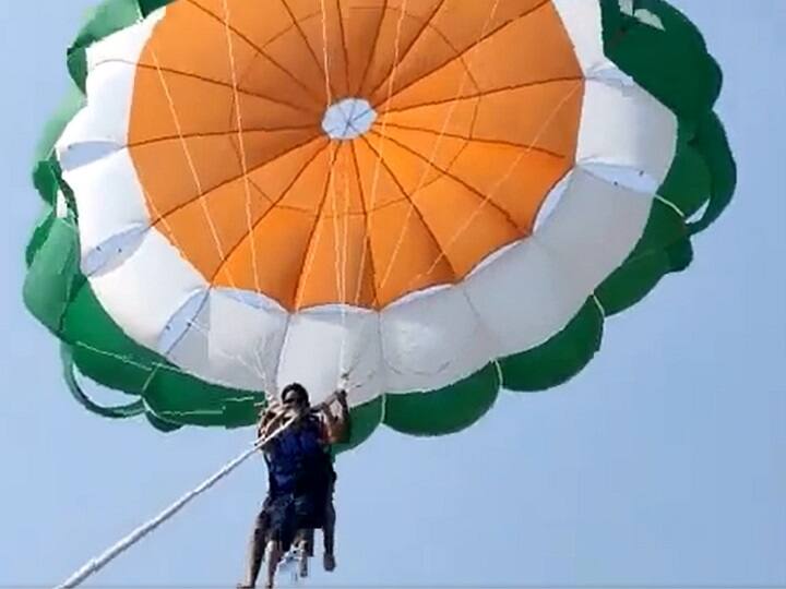 WATCH | Narrow Escape for Gujarat Couple As Rope Snaps During Diu Parasailing Ride WATCH | Gujarat Couple's Narrow Escape During Diu Parasailing Ride As Rope Snaps