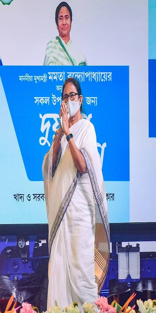 নেতাজি ইন্ডোরে অনুষ্ঠানের সূচনা করলেন মুখ্যমন্ত্রী মমতা বন্দ্যোপাধ্যায়।