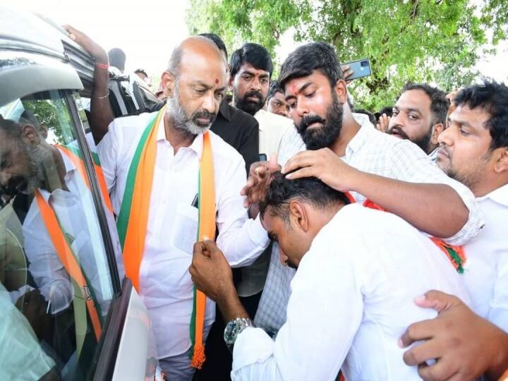 Bjp Vs Trs: రణరంగమైన బండి సంజయ్ పర్యటన.... అడుగడుగునా అడ్డుకున్న టీఆర్ఎస్ శ్రేణులు... Telangana Bjp president Bandi Sanjay IKP Centers tour trs activists attacks on bjp leaders Bjp Vs Trs: రణరంగమైన బండి సంజయ్ పర్యటన.... అడుగడుగునా అడ్డుకున్న టీఆర్ఎస్ శ్రేణులు...