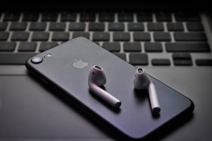 इंडोनेशियातील लोक दररोज 5.5 तास मोबाईलवर वेळ घालवतात. मोबाईलवर वेळ घालवण्यात इंडोनेशिया अव्वल क्रमांकावर आहे.