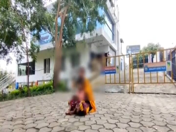 young lady protest infornt of superent office chengalpattu விவாகரத்து பெறாமல் கணவன் திடீர் திருமணம்.. குழந்தையுடன் தர்ணாவில் அமர்ந்த இளம்பெண்