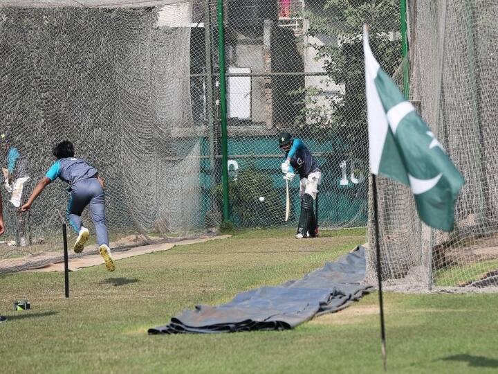 pakistan cricket team carrying national flag in training session bangladesh fans unhappy Pakistan टीम ने बांग्लादेश के मैदान पर झंडा गाड़कर किया अभ्यास, मचा बवाल, Video