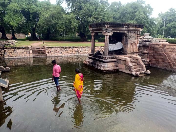 உலகப்புகழ்பெற்ற தாராசுரம் கோயிலில் தேங்கும் மழைநீரால் நோய்த்தொற்று பரவும் அபாயம்