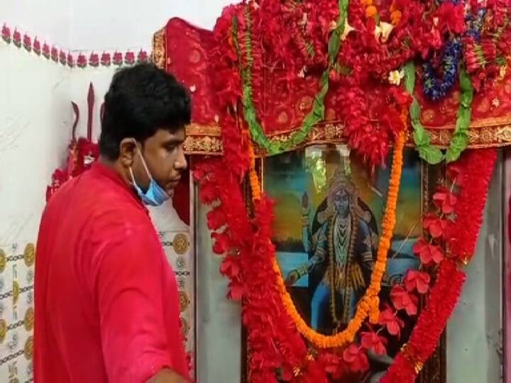 তবে এই মন্দির আর পাঁচটা সতীপীঠের থেকে অনেকটাই আলাদা। ছোট্ট মন্দিরে পাথরের বেদীর ওপর সতীর কালীরূপী এই চিত্রপট। সম্প্রতি একে কাচ দিয়ে ঢেকে দেওয়া হয়েছে।